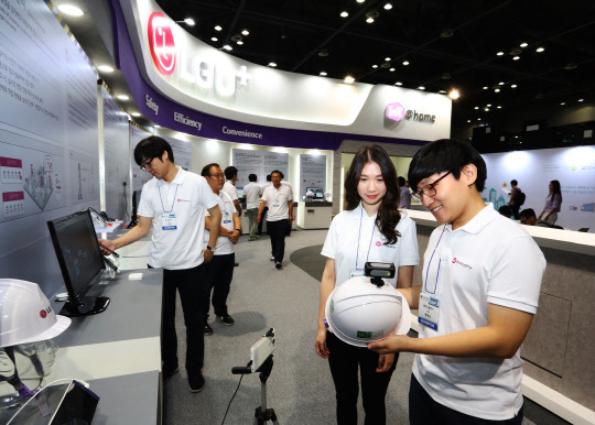 LG유플러스는 경기도 고양시 킨텍스에서 진행된 '스마트시티 이노베이션 서밋 아시아 2016'에서 산업용 사물인터넷(IoT) 전시관을 열고 산업용 IoT를 대중에 공개하고 있다. 전시회 안내원이 회사 산업용 IoT 제품 중 하나인 'IoT 헬멧'을 들고 있다.  LG유플러스 제공